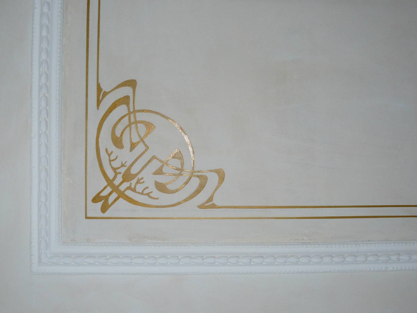 X In der Berliner Wohnung im Bezirk Kreuzberg wurde eine einfache, zurückhaltende aber eindrucksvolle Deckenmalerei aus dem Jugendstil – Art Deco gefunden. Die Deckengestaltung ist das Highlight in der Altbau - Wohnung. Die Malerei wurde untere einem Dispersionsfarbeanstrich freigelegt und restauriert. Der Stuck wurde vom Maler neu beschichtet. Fehlstellen in der Decke wurden mit Lasuren vom Malermeister und Restaurator im Handwerk retuschiert. Die fehlende Ornamentik wurde durch ein partielles Vergolden ergänzt. Die zurückhaltende Gestaltung integriert sich in die Wohnung ohne aufdringlich zu wirken. - Nicht nur im Treppenhaus oder im Durchgang, auch in Wohnungen ist die Arbeit vom Unternehmen Restaurierung und Gestaltung Schimpf gefragt. Vor allem die Kombination von Restaurierung und Maler arbeiten ist eine passende Kombination im Altbau.